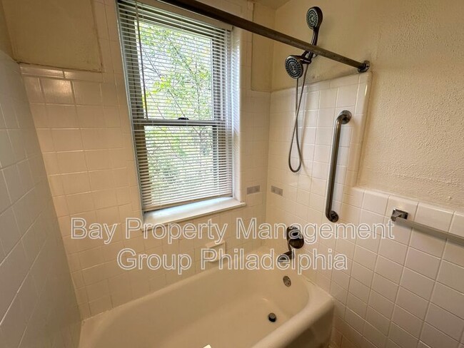 Building Photo - 2809 W Queen Ln