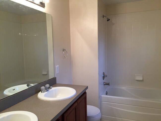 Building Photo - 3 bedroom townhouse in the desired Avalon Park