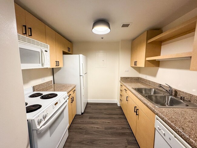 Building Photo - Little Italy Updated Townhome Style 2Bed 2...