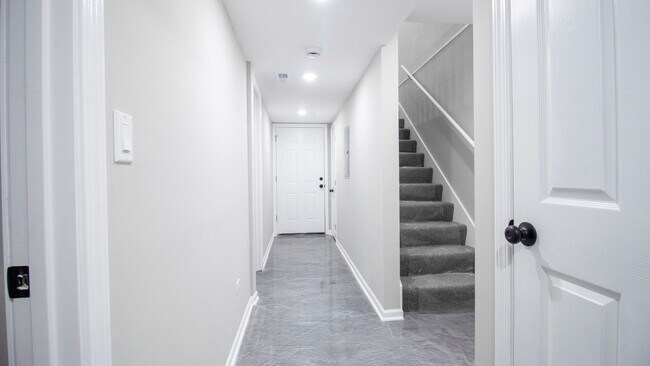 Building Photo - Amazing 4-bed Duplex by UIC