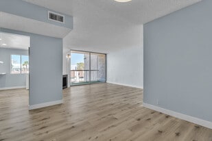 Building Photo - 725 N Royal Crest Cir