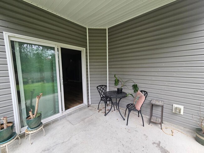 Building Photo - Spacious & Renovated 3 Bed Townhome w/ Garage