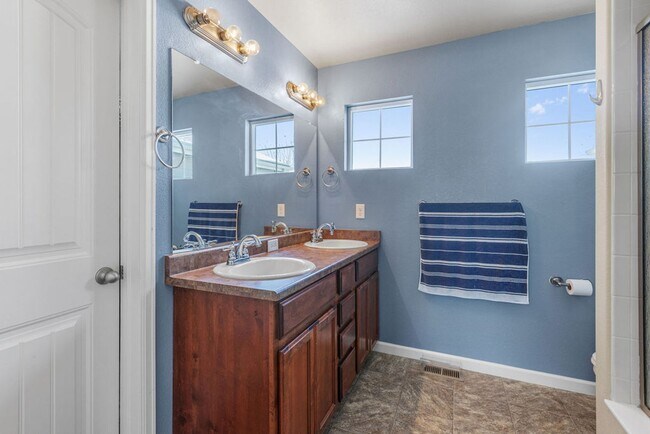 Building Photo - Charming 4-Bedroom, 3-Bath Home in East Loveland