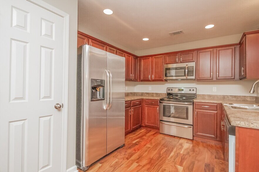 Building Photo - 406 Birdstone Dr