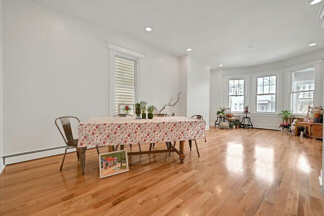 Building Photo - 158 Edgar St