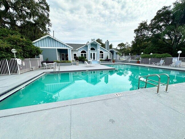 Building Photo - Gated 1 bedroom condo with washer and dryer