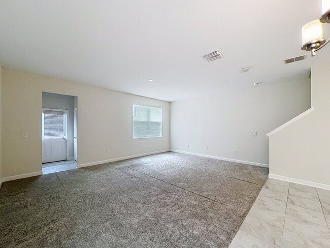 Building Photo - Spacious three-bedroom, two and a half bath home in Moss Park!