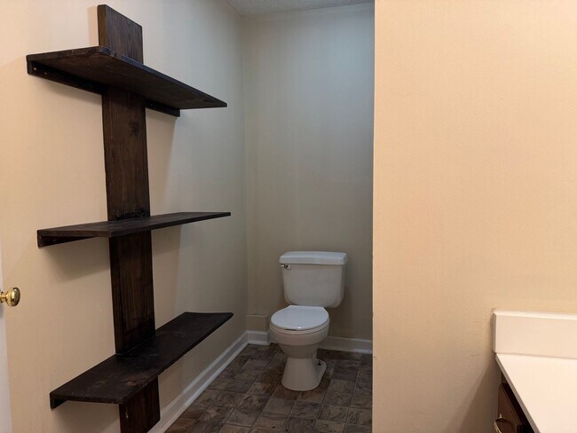 Building Photo - 3 or 4 Bedroom / 3.5 Bath Condo Kingsport, TN 37663