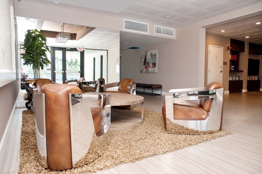 Building Photo - 3675 N Country Club Dr