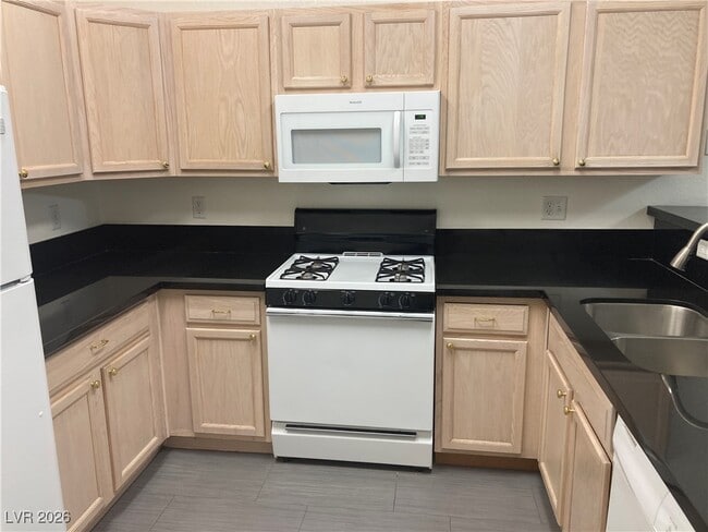 Building Photo - 2001 Quartz Cliff St