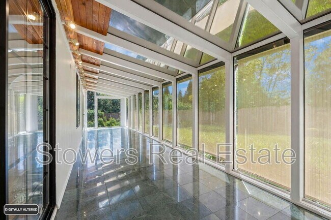 Building Photo - 1121 Douglas Ct