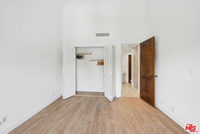 Building Photo - 10351 Wilshire Blvd