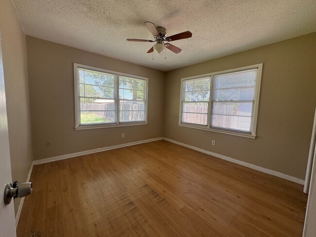 Building Photo - Charming 2 Bed 1 Bath 1 Car Garage Home