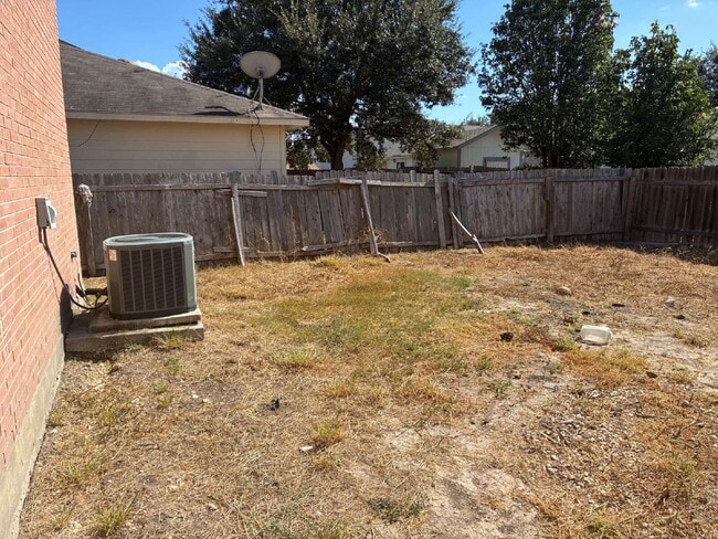 Building Photo - Four Bedroom/ Two and a Half Bed Home Near Brooks City Base
