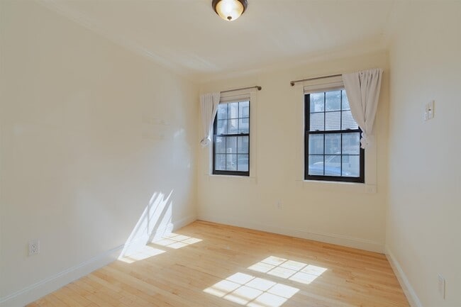 Building Photo - 65 Webster Ave