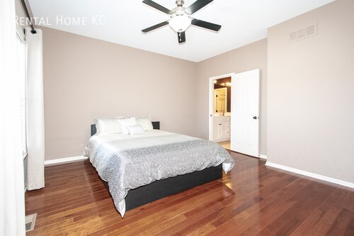 Building Photo - 705 N Findley-