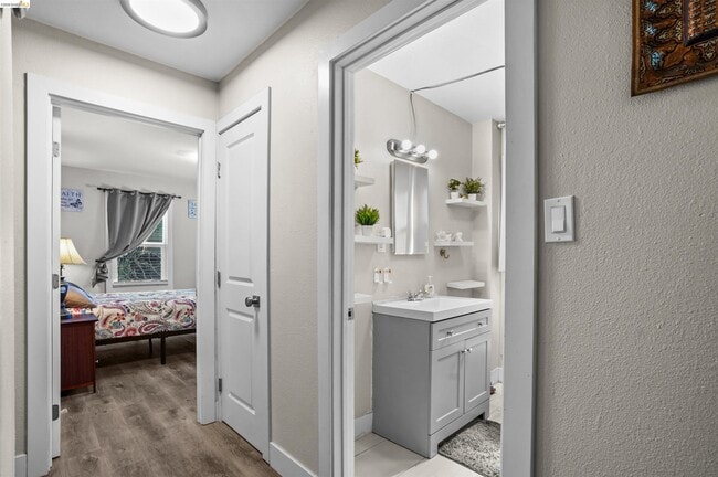 Building Photo - 80 Loma Vista Way