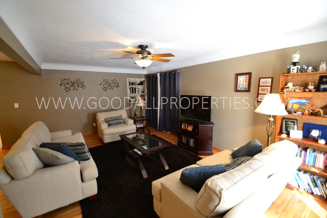 Building Photo - 3 Bedroom 2 bath Ranch home in Urbandale with a fenced in yard