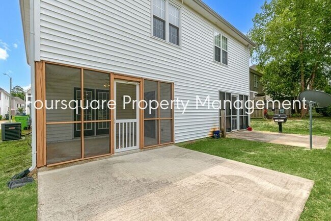Building Photo - Townhome | Screened Back Porch | Back Pati...