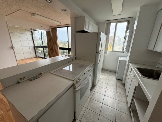 Building Photo - 8th Floor Golf Course View 2 Bed 2 Bath 1 ...