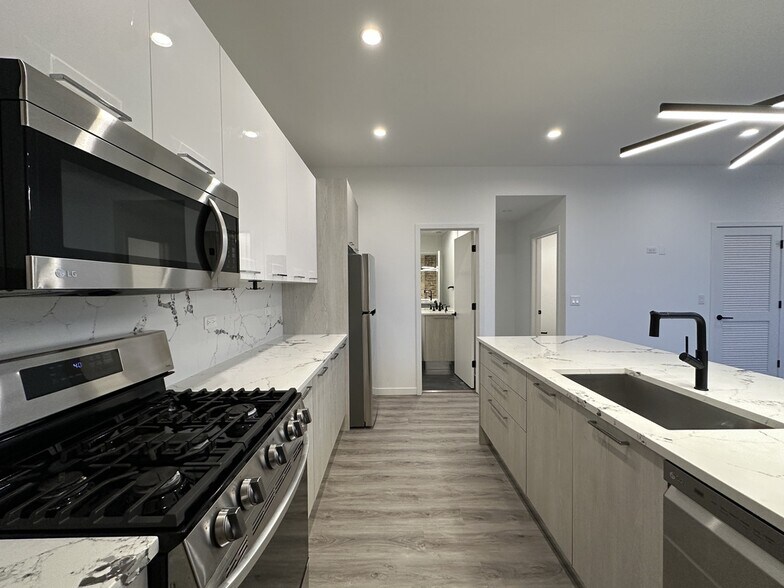 Building Photo - 2743 W Division St