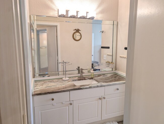 Building Photo - 5140 Northridge Rd