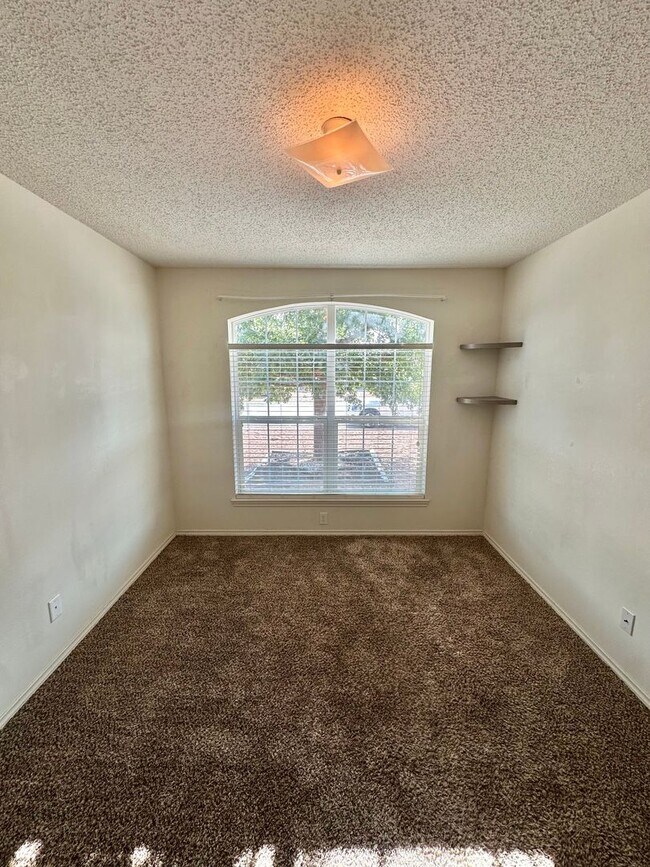 Building Photo - COMING AUGUST 2026 - 5 Bedroom Home in PaulAnn Neighborhood!