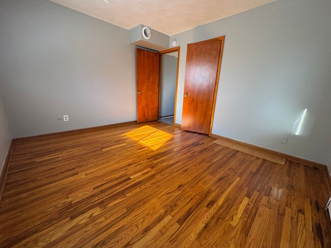 Building Photo - 3935 W Sylvania Ave