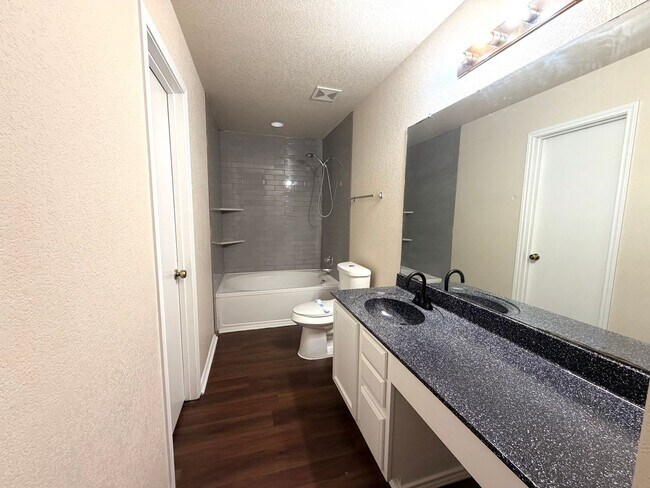 Building Photo - Lovely 3 Bedroom 2.5 Bath with easy access to shopping, schools, I-1604, I-410, Hwy 151, SeaWorld...