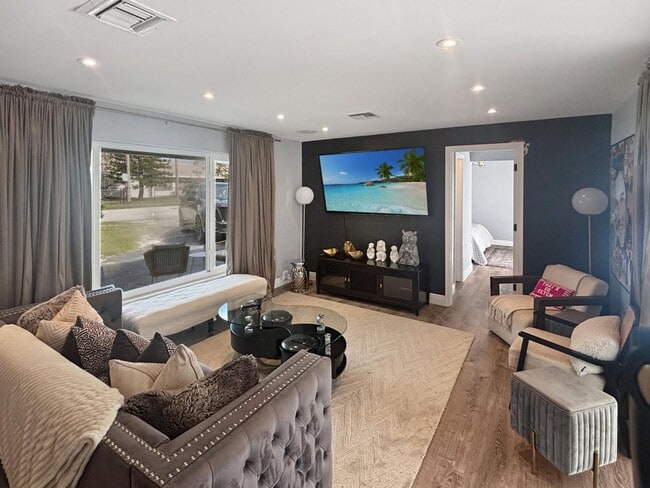 Building Photo - 100 SW 17th St