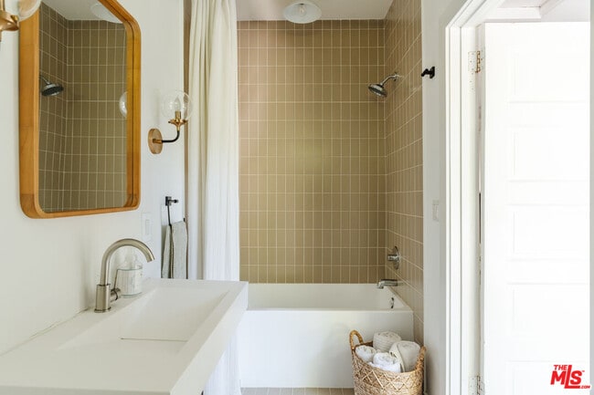 Building Photo - 1163 Nelrose Ave