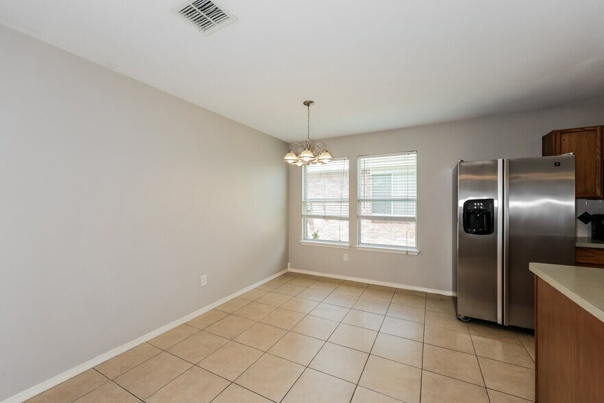 Building Photo - 2029 Wildwood Dr