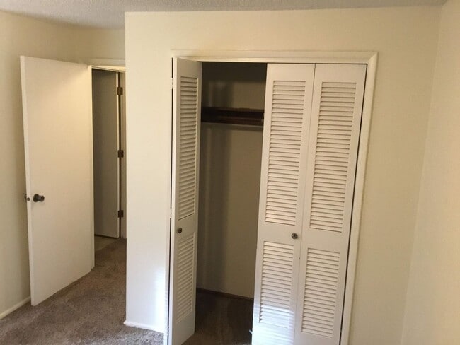 Building Photo - 3 bedroom 2 bathroom Duplex