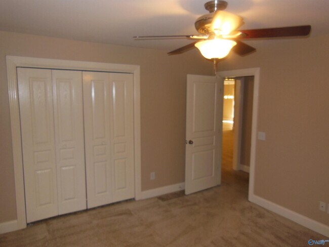 Building Photo - 2604 Little Cove Rd