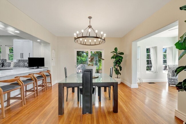 Building Photo - Luxury Bayside Living in Loma Portal with 5 bedrooms & 3 baths!