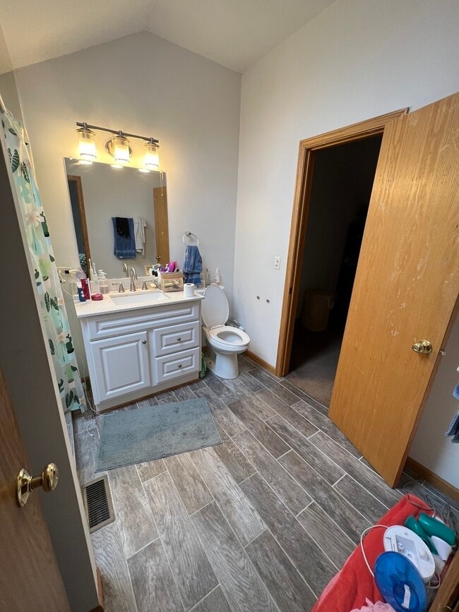 Building Photo - 4101 N Kenmore Ave