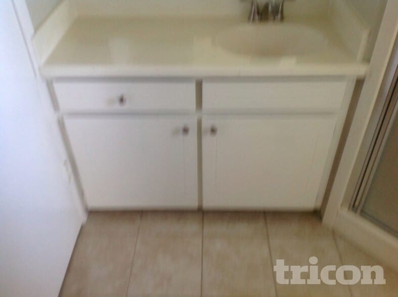 Building Photo - 1721 Oak Tree Dr