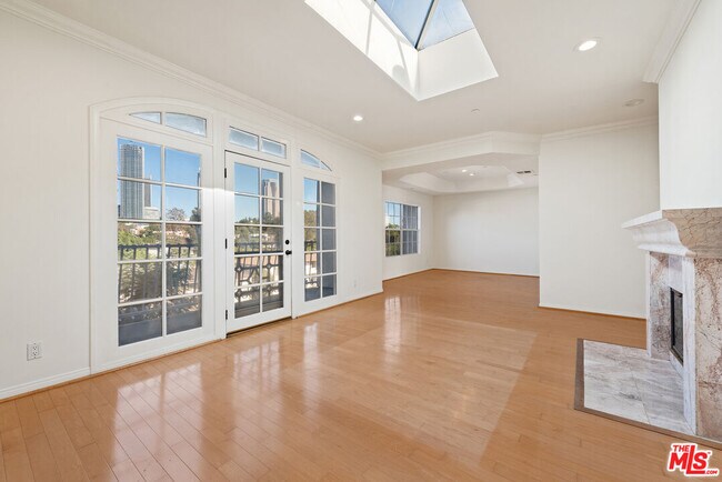 Building Photo - 2025 S Beverly Glen Blvd