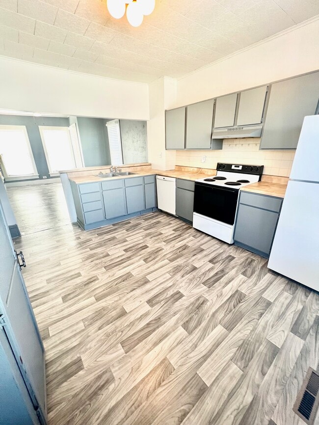 Building Photo - 1009 S Central Ave