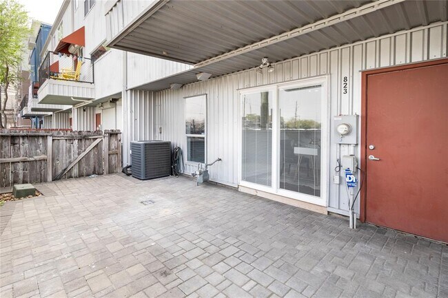 Building Photo - 823 Saulnier St