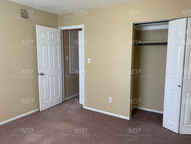 Building Photo - 1782 N Overland Trail