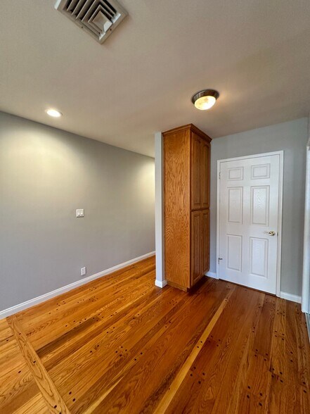 Building Photo - 9856 La Rosa Dr