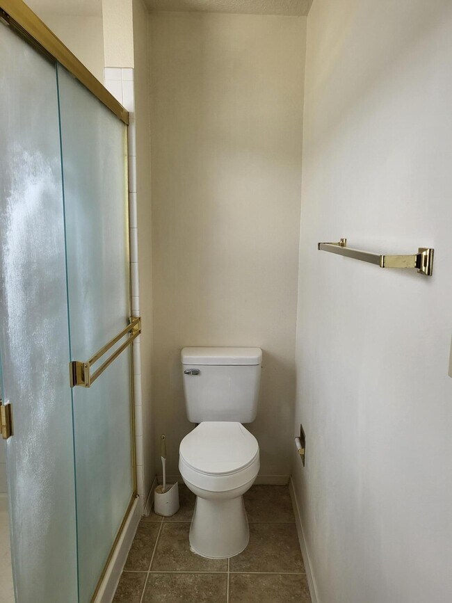 Building Photo - 827 Country Club Dr SE