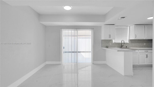 Building Photo - 2412 W 54th Pl