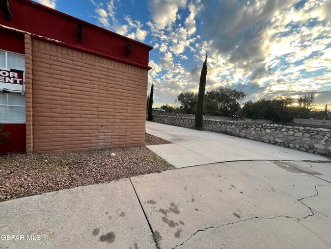 Building Photo - 5524 Oakbriar Cir