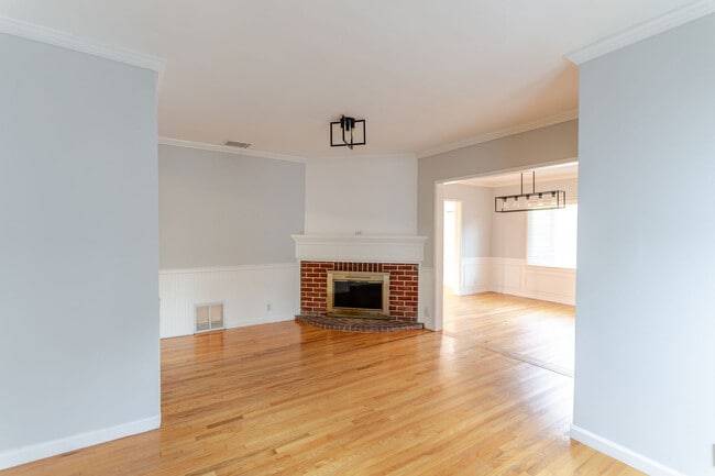 Building Photo - 640 E Valencia Ave