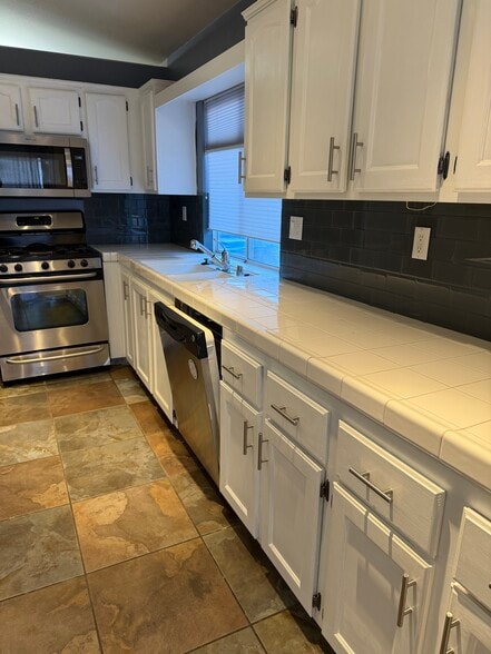 Building Photo - 2443 Avenida Flores