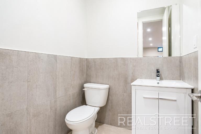 Building Photo - Spacious 2 Bed 1.5 Bath DUPLEX in Bed Stuy