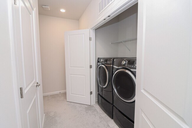 Building Photo - Stunning 3 Bed 2.5 Bath, Newer Condo-Style...