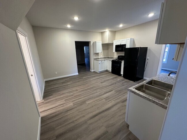 Building Photo - 5 Bed 3 Bath Springfield, MO